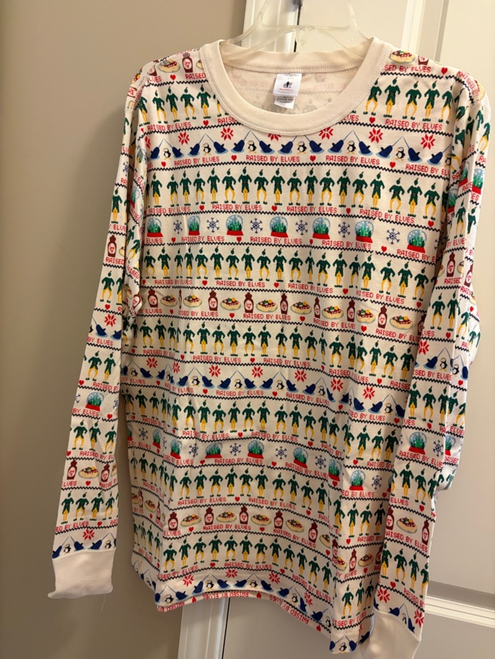 Hanna Andersson Cream Holiday Elf and Penguin Print Long Sleeve Shirt